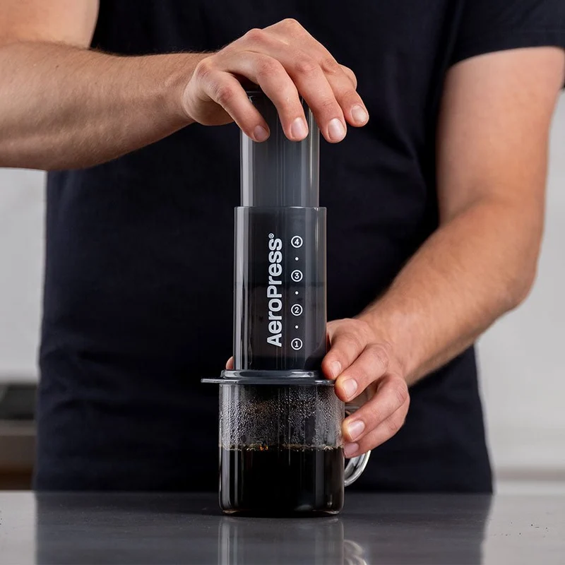 AeroPress Original Kaffee-Zubereiter inkl. 100 Filtern