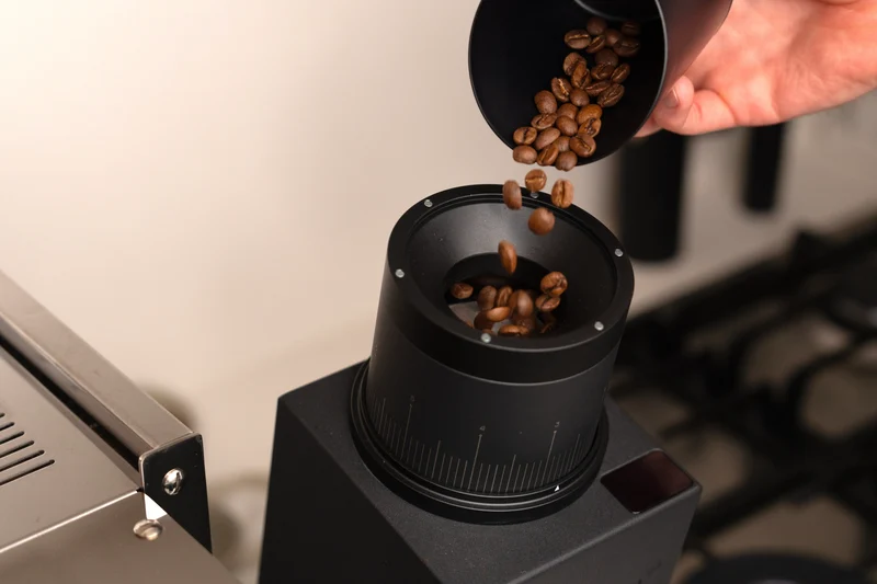 Subminimal Subscale: Digitaler Kaffee-Dosierbecher