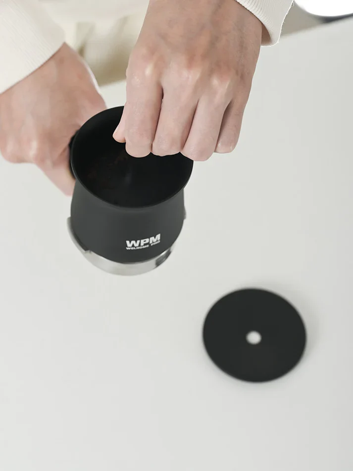 WPM Magnetic Dosing Cup - black