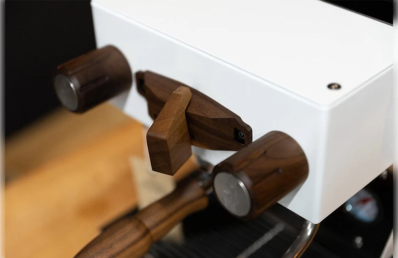 La Marzocco Linea Micra Weiß mit Walnuss von RB Crafts