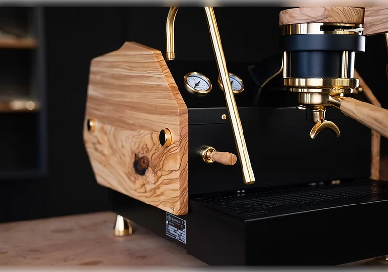 La Marzocco GS3 MP Custom – Schwarz Gold Olivenholz von RB Crafts & La Barista