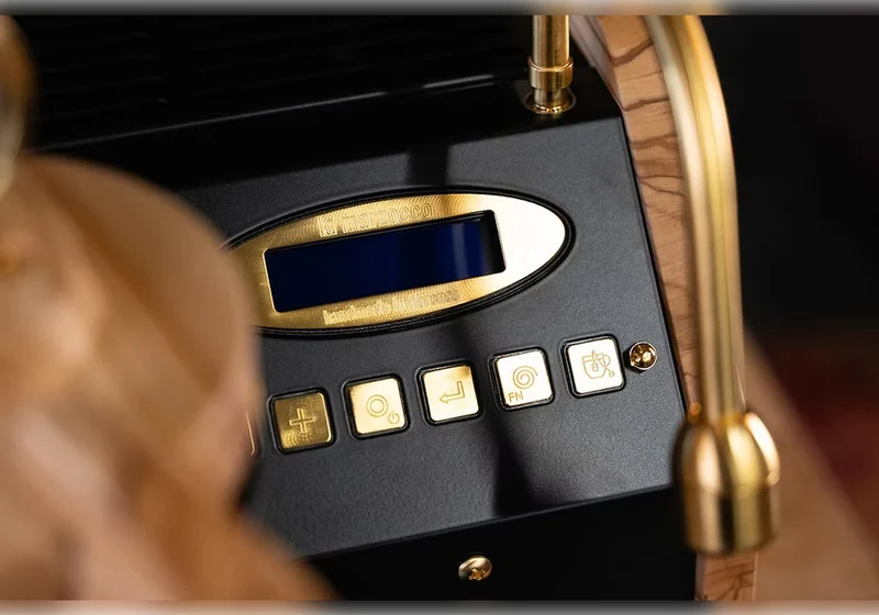 La Marzocco GS3 MP Custom – Schwarz Gold Olivenholz von RB Crafts & La Barista